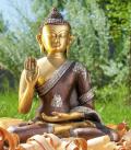 Amogasiddhi Buddha sitzend, 3 farbig